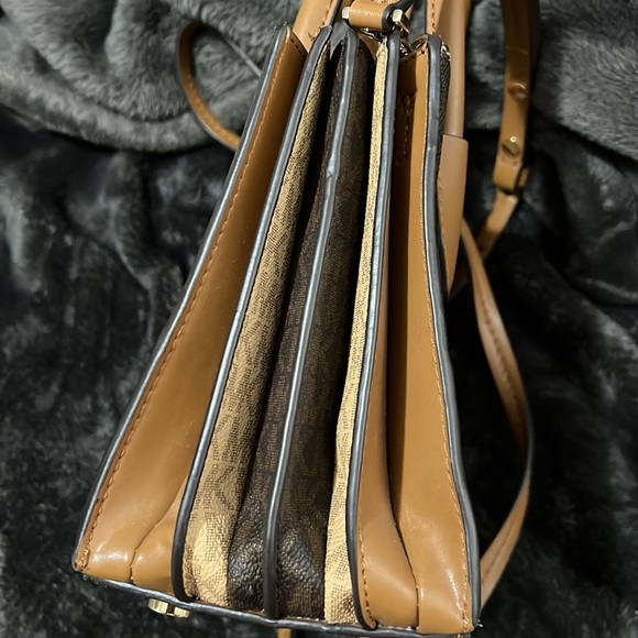 Michael Kors mini purse - Picture 2 of 8